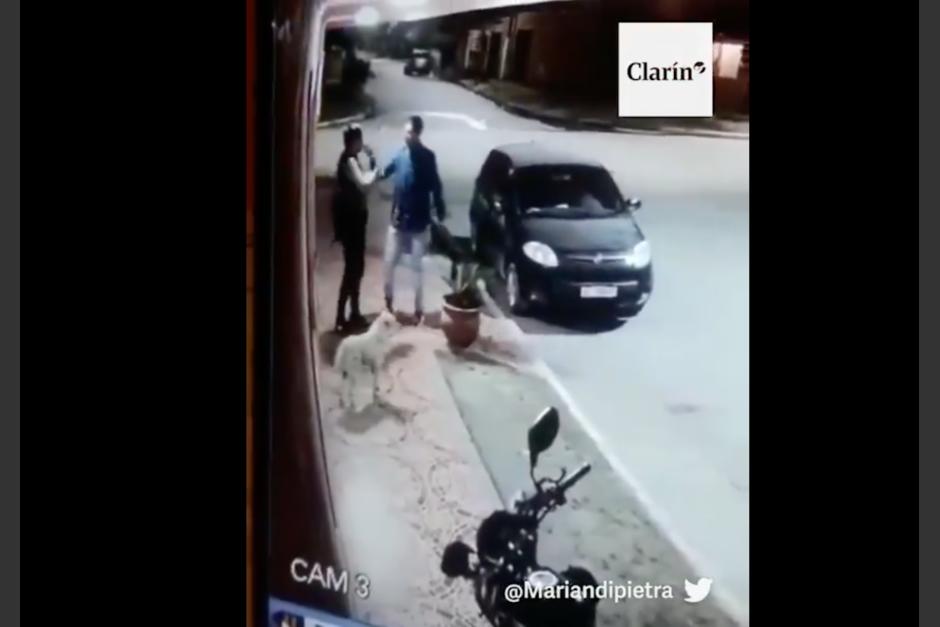 El muchacho se salv&oacute; de perder sus pertenencias porque el asaltante era un conocido. (Captura Video)