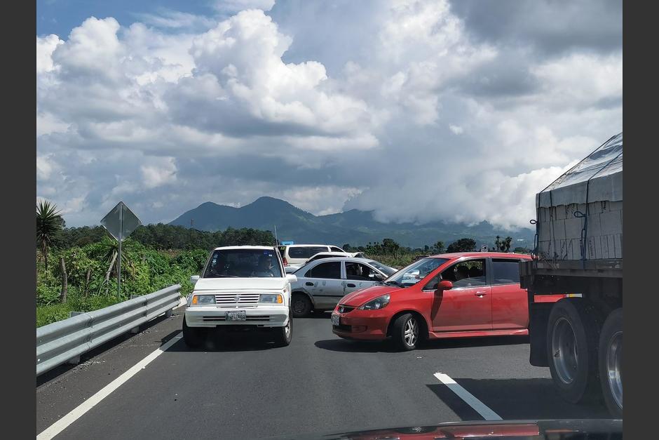 Los usuarios compartieron fotos de carros yendo contra la vía. (Foto: David Milito/Twitter)&nbsp;