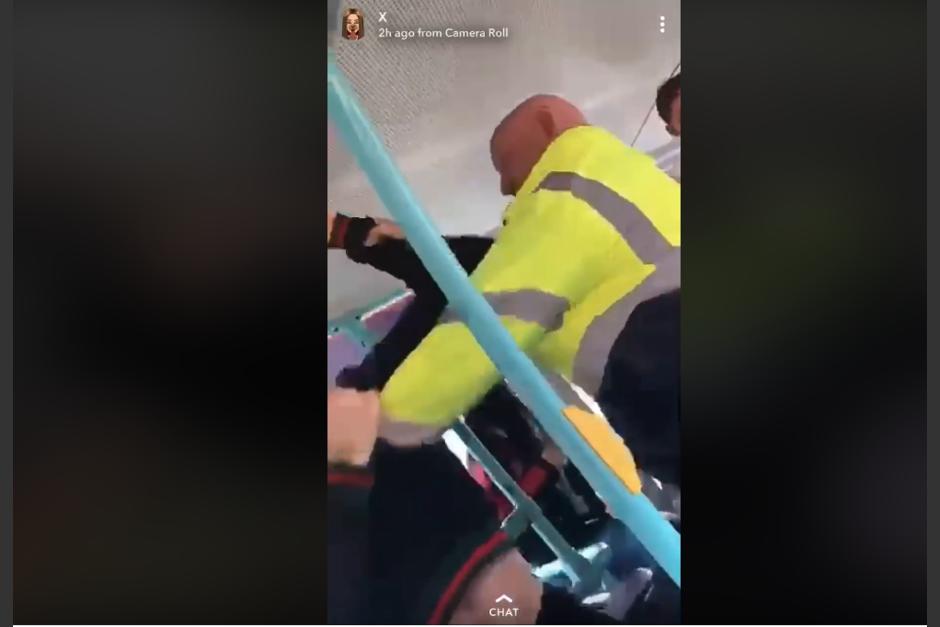 El incidente gener&oacute; diversas reacciones en las redes sociales por la pasividad de algunos pasajeros. (Captura Video)