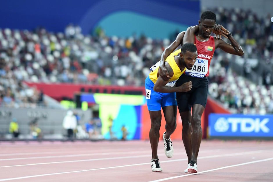 Cargó a otro competidor para que terminara la carrera en el Mundial de atletismo en Doha 2019. (Foto: AFP)