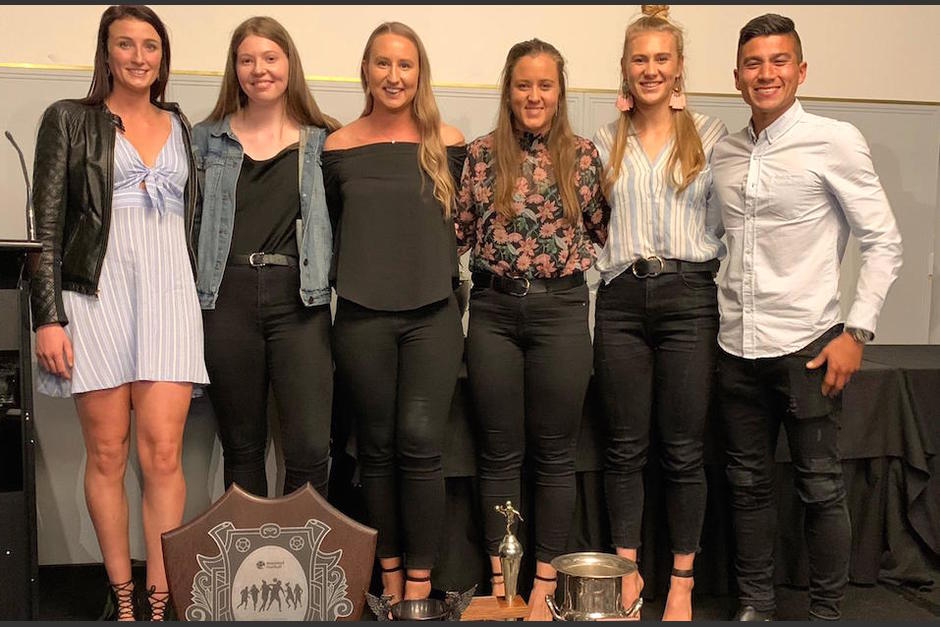 Juan Jos&eacute; Chang con parte de su equipo en Nueva Zelanda. (Foto: Cortes&iacute;a)