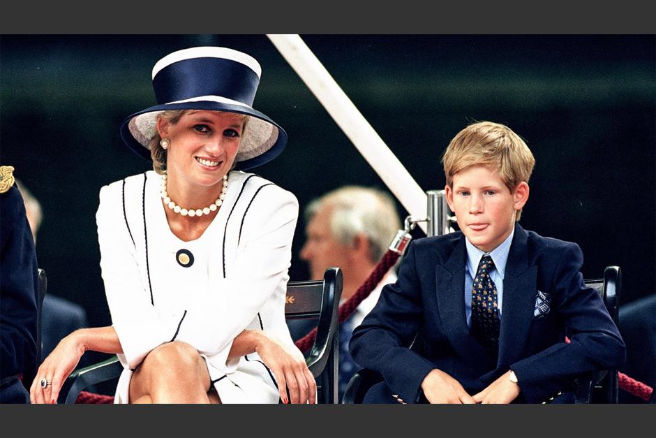 La princesa Diana con su hijo, el pr&iacute;ncipe Harry, quien ahora la recuerda imitando varias de sus acciones. (Foto: Vanity Fair)