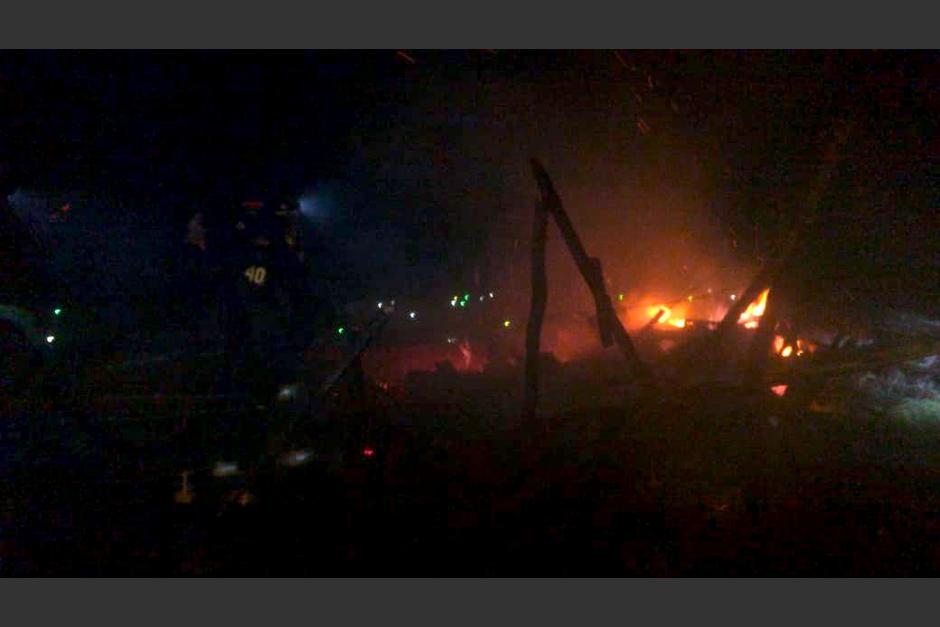 Una bodega vinculada al ex viceministro de Gobernaci&oacute;n, Kamilo Rivera, se incendi&oacute; la noche de este s&aacute;bado. (Foto: Bomberos Municipales Departamentales)