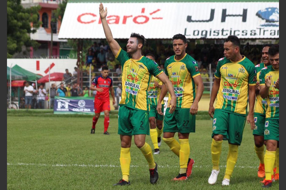 Omar Dom&iacute;nguez Palafox festeja su primer gol del partido. (Foto: Javier del Cid)