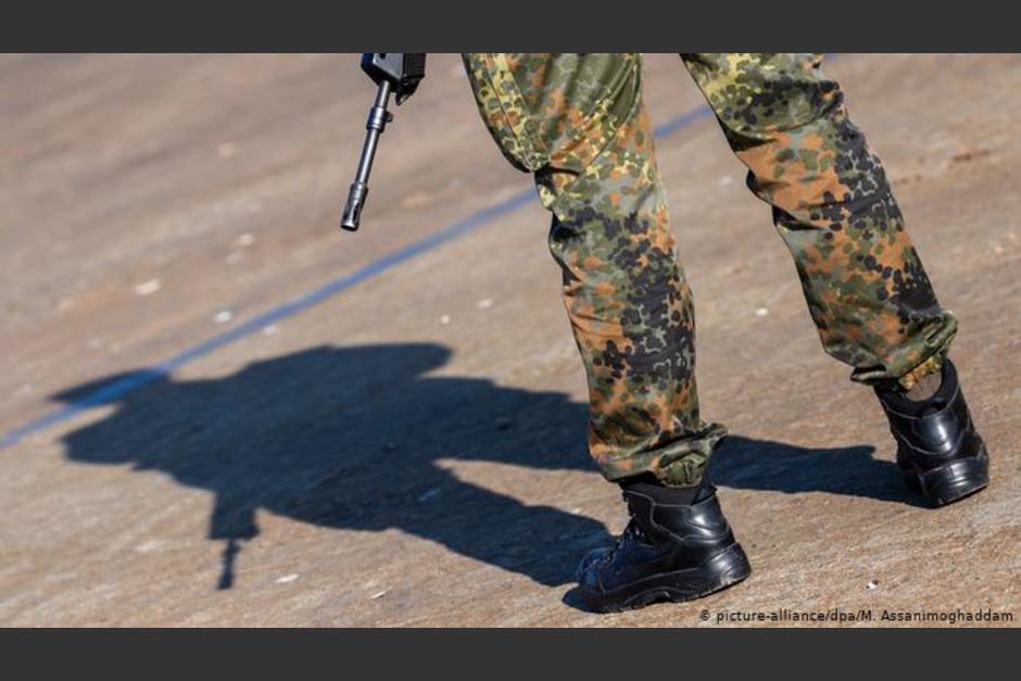 Varios militares fueron captados cuando beb&iacute;an con sus armas en un bar en Espa&ntilde;a. (Foto: DW/Con fines ilustrativos)