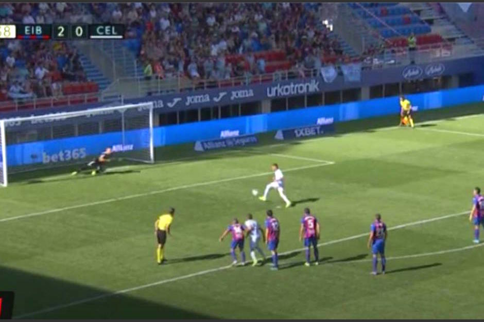 Iago Aspas al momento de marcar el penal a lo Panenka. (Foto: Captura)