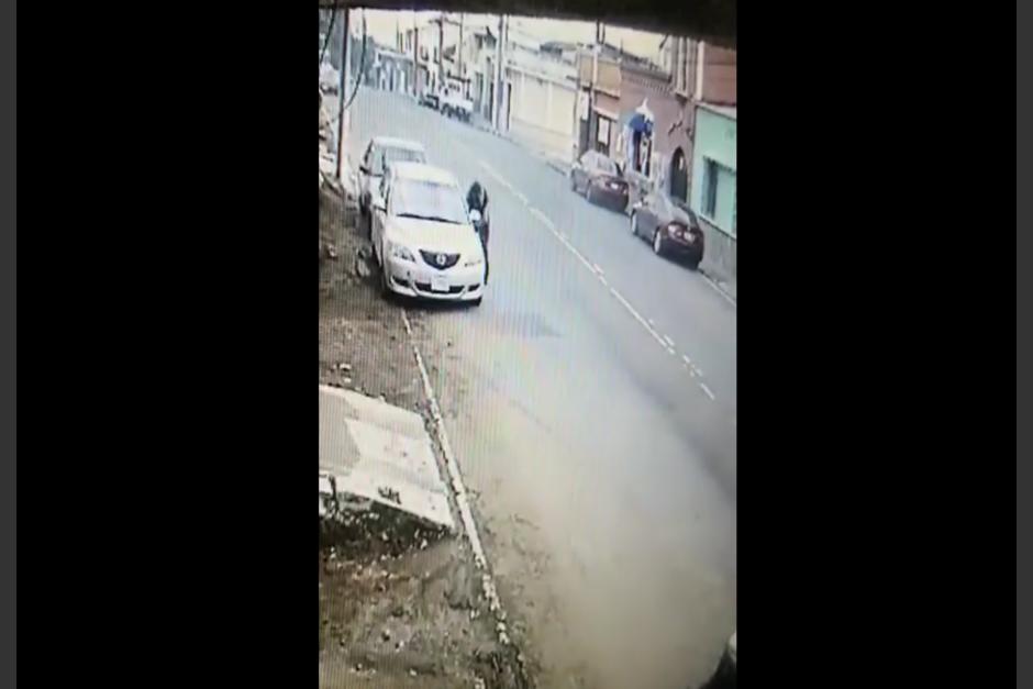 El hombre vigila el vehículo, lo abre y luego regresa para llevárselo. (Foto: captura pantalla) 
