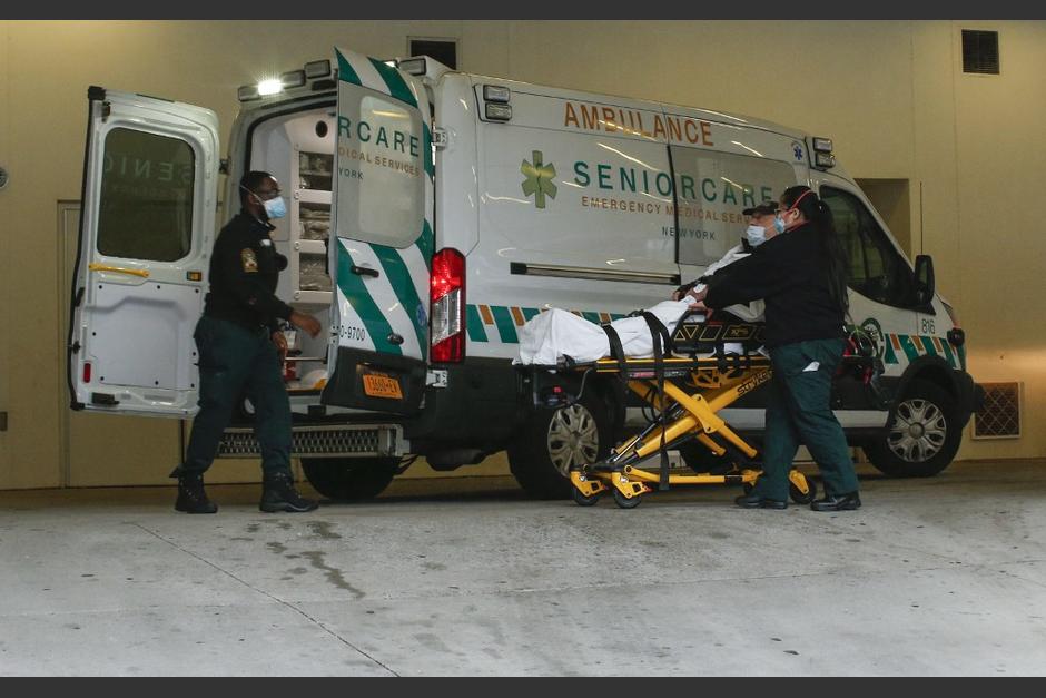 Policías y paramédicos fuera de servicio debido a la pandemia del coronavirus. (Foto: AFP)