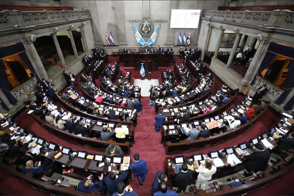 Varios diputados dejaron sus curules para reclamarle al presidente del Congreso. (Foto: Congreso)