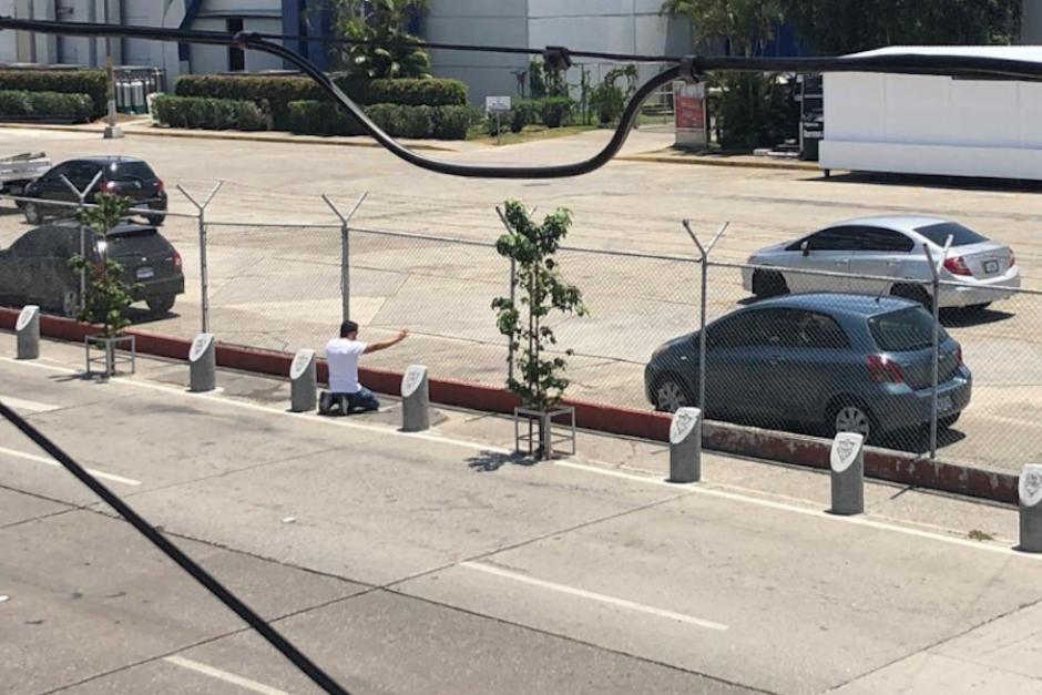 Un hombre fue captado rezando frente al hospital temporal instalado en el Parque de la Industria. (Foto: Twitter Ramon Zaghi)&nbsp;