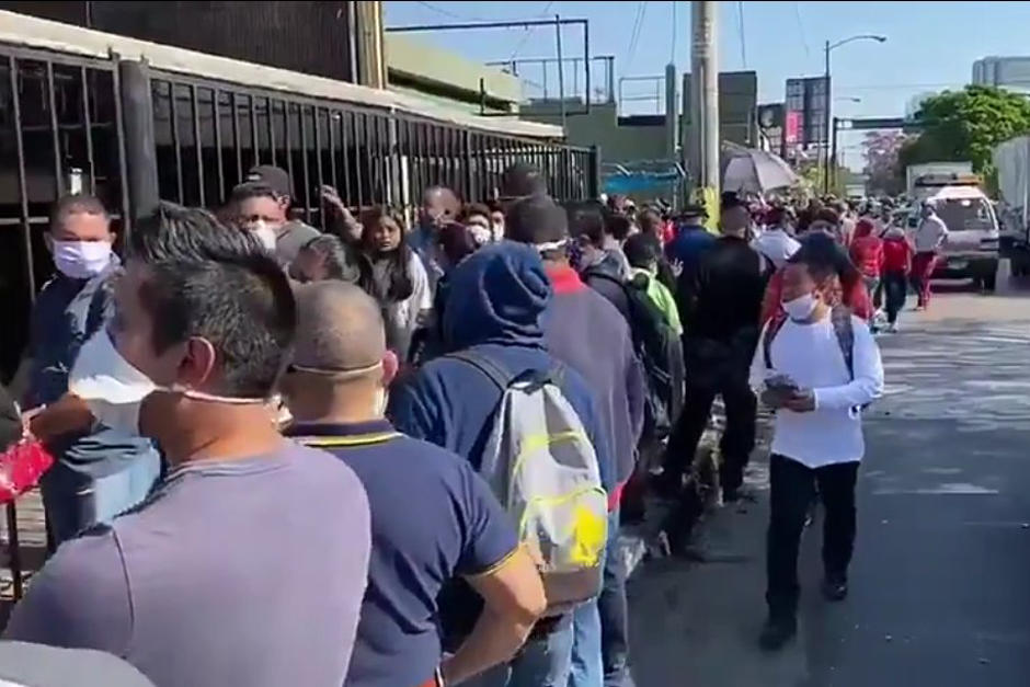 El horario de atenci&oacute;n es de 8:00 a 13:00 horas, debido a las restricciones del toque de queda. (Foto: Radio USAC)