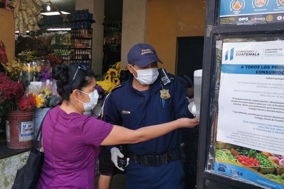 Para ingresar al Mercado de San Miguel Petapa se debe usar mascarilla y solo una persona puede ingresar. (Foto: Facebook Municipalidad San Miguel Petapa)&nbsp;