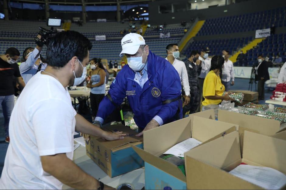 El presidente visit&oacute; las instalaciones del Domo en la zona 13 donde se arman las cajas que contienen los alimentos a entregar a familias beneficiadas. (Foto: SCSP)&nbsp;