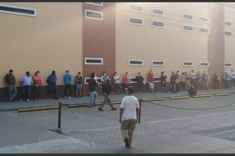 Una gran cantidad de personas se ha acercado a las afueras de los bancos este s&aacute;bado. (Foto: PMT Villa Nueva)