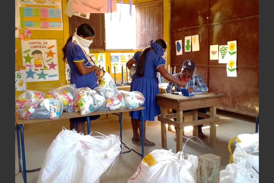 Entrega de alimentos en Camot&aacute;n. (Foto DIDEDUC)