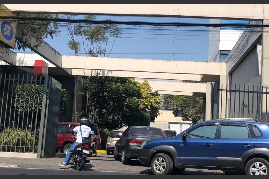 Muchas personas llegan a pie, en moto o en veh&iacute;culo para realizar transacciones en los bancos y afectan la movilidad sobre las rutas de la ciudad y otros municipios. (Foto: Fredy Hern&aacute;ndez/Soy502)
