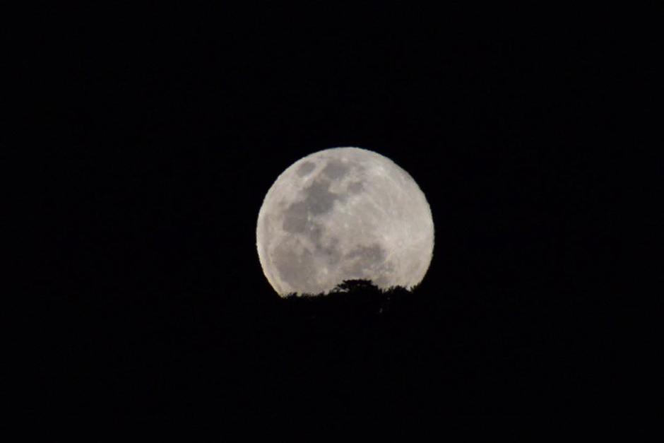As&iacute; se vio la "superluna", el Martes Santo 7 de abril de 2020, en Pastores, Sacatep&eacute;quez, Guatemala. (Foto: Fredy Hern&aacute;ndez/Soy502) 