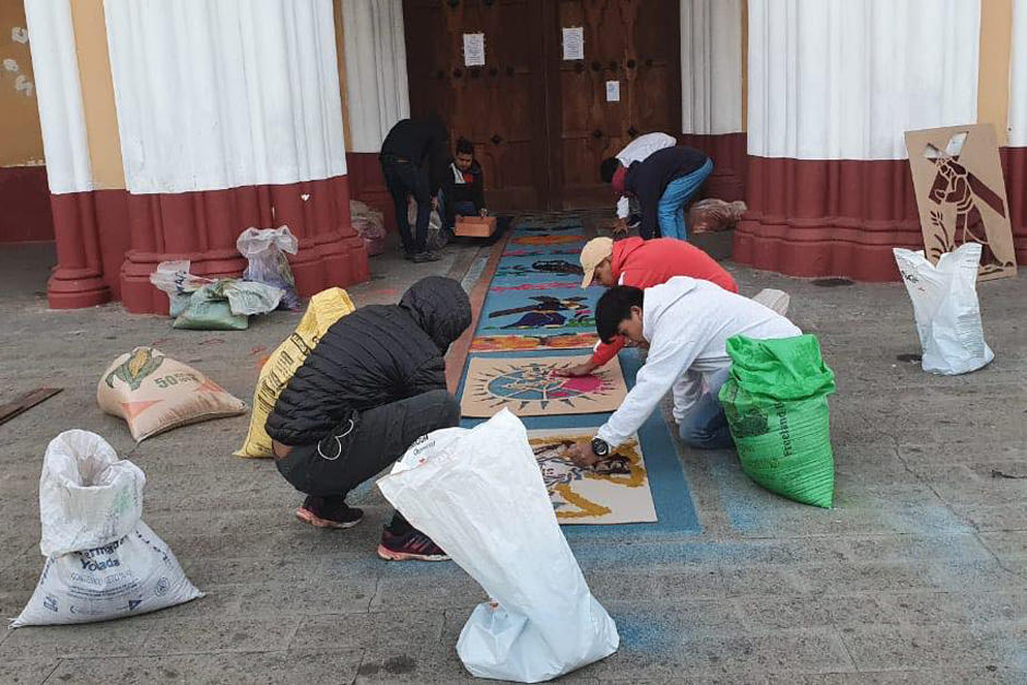 Vecinos de San Felipe fueron sorprendidos haciendo alfombras. (Foto: Pablo Solis/Nuestro Diario)