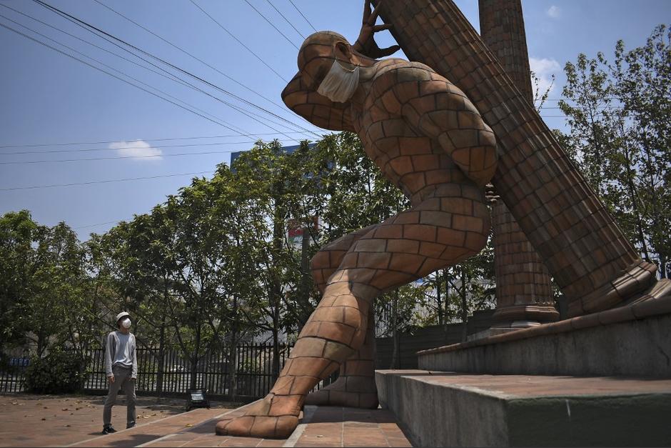 El coloso de la zona 18 se encuentra protegido contra el coronavirus. (Foto: Johan Ordóñez / AFP)&nbsp;