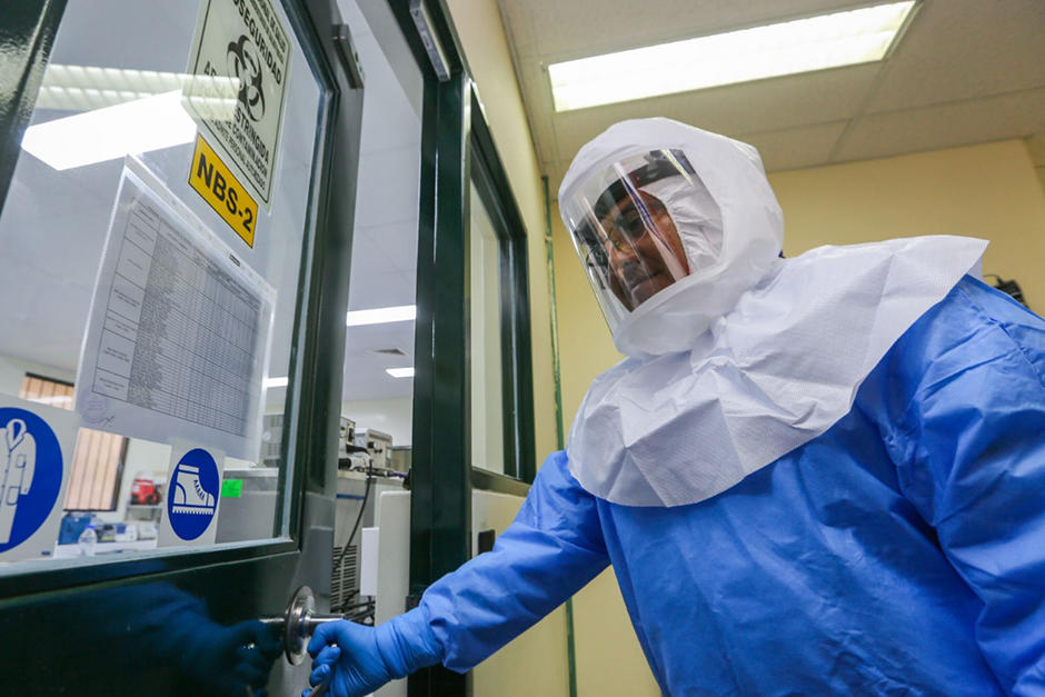El brazalete fue elaborado por tres ingenieros (Fotografía: Agencia Peruana de Noticias)