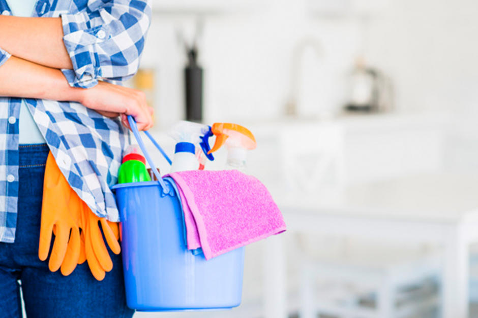 Los expertos recomiendan que mantengas tu casa limpia para prevenir el coronavirus (Fotograf&iacute;a: Freepik)