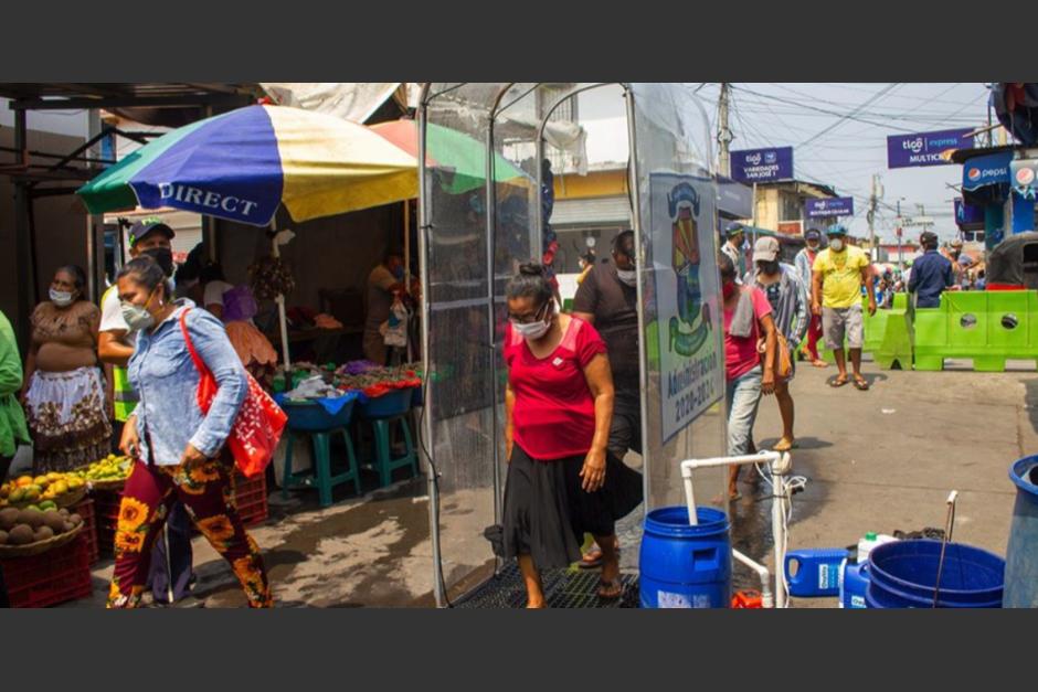 Un módulo para desinfectar visitantes en el mercado municipal del puerto de San José fue colocado. (Foto: captura pantalla)&nbsp;