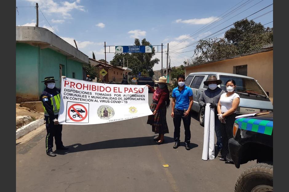 Algunas comunidades de Totonicap&aacute;n decidieron cerrar sus ingresos. (Foto: Prensa Comunitaria)