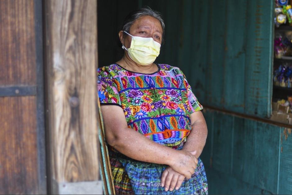 Las personas de la tercera edad no pueden ingresar en los mercados y comercios. (Foto: Johan Ordóñez/AFP)