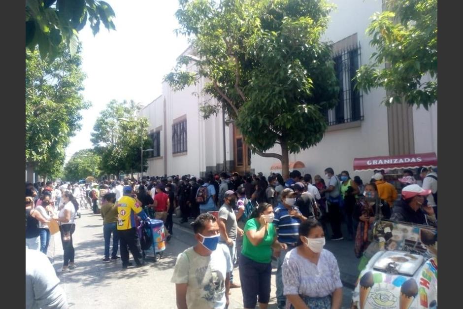 Un grupo de personas de la economía informal llegó a Casa Presidencial. (Foto: Stereo 100)&nbsp;