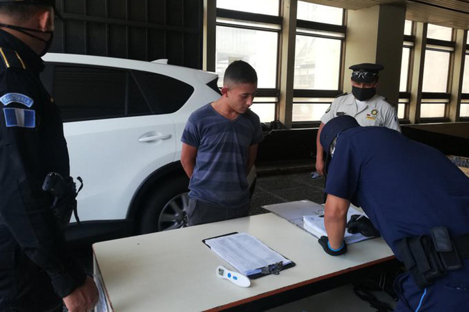 Dos personas fueron capturadas por no utilizar mascarilla. (Foto: PNC)