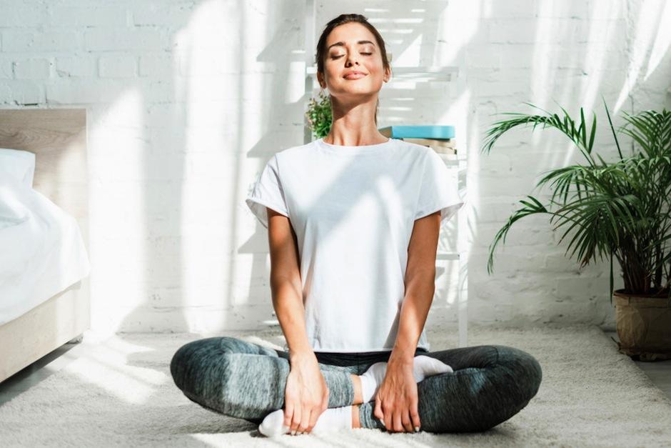 Estar todo el tiempo en casa, sin ver a los tuyos, también puede generar angustia, pero el ejercicio puede ayudarte. (Foto: AFP)&nbsp;