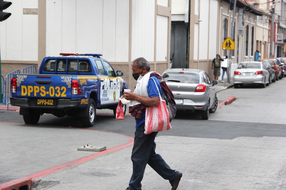 La población guatemalteca ha tenido que aprender a utilizar mascarilla para salir a las calles y respetar el toque de queda, así como el distanciamiento social. (Foto: Fredy Hernández/Soy502)