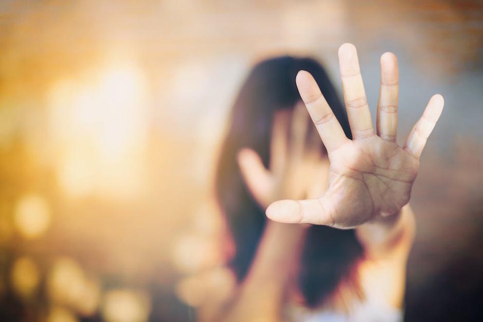 Autoridades temen que la cuarentena establecida para evitar la propagación del Covid-19, ponga en riesgo a las mujeres, niños y adultos mayores, que pueden ser víctimas de violencia intrafamiliar. (Foto:&nbsp;Shutterstock)