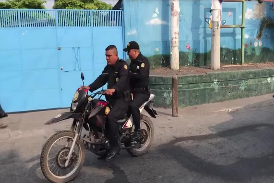 Los vecinos les pidieron que dieran el ejemplo: "Poli, la mascarilla, mi poli", les dice un hombre (Foto: captura de pantalla)