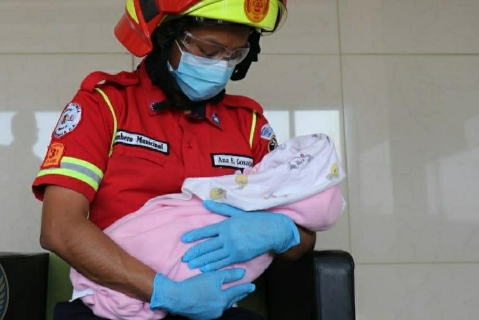 Una recién nacida fue abandonada en la vía pública en el Bulevar El Naranjo, Mixco. (Foto: Bomberos Municipales)&nbsp;