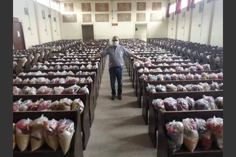 Un sacerdote reunió más de mil bolsas de alimentos que se repartirán a los más pobres durante el Covid-19. (Foto: Radio La Niña)