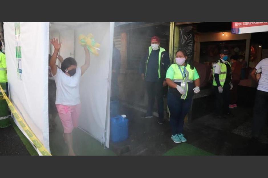 El alcalde de Mixco, Neto Bran, instaló un túnel desinfectante para evitar la propagación del Covid-19. (Foto: Archivo/Soy502)