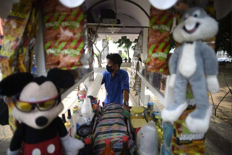 Los vendedores ambulantes deben enfrentarse a la falta de clientes y el poco tiempo para generar ganancias. (Foto: Wilder López/Soy502)