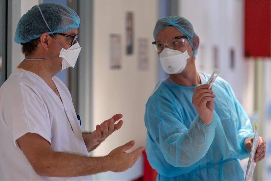 La enfermedad ha cobrado la vida de miles de personas y las personalidades también se han visto afectadas por el virus. (Foto: AFP)