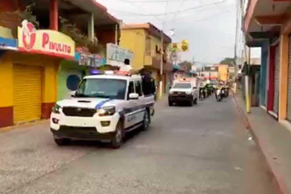 Con caravana de Polic&iacute;a Municipal y Bomberos de Ayutla rindieron homenaje al excalde Erik S&uacute;&ntilde;iga fallecido en detenido por autoridades de Estados Unidos. (Foto: Captura de video)