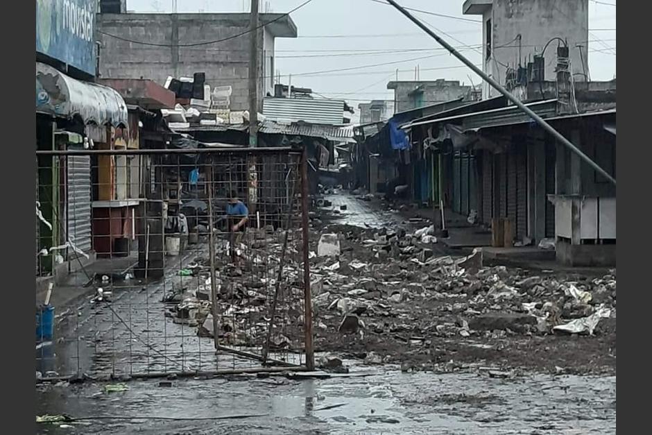 Las autoridades buscan que los vendedores se movilicen a un salón municipal para poder vender. (Foto: Canal 23Facebook)&nbsp;