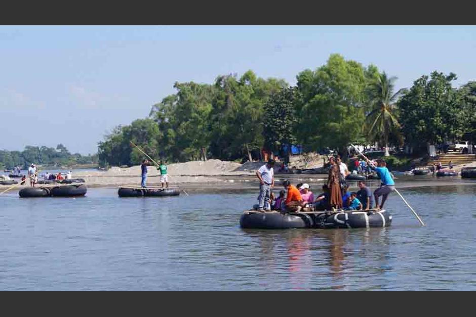 Balseros regresan al r&iacute;o Suchiate utilizado de manera ilegal para transportar contrabando. (Foto: Diario de Chiapas)