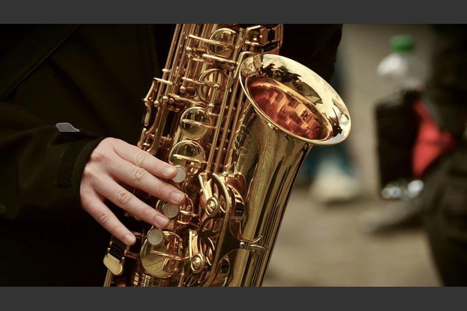 El hombre toca todas las noches durante el toque de queda. (Foto:&nbsp;aytosanlorenzo.es)