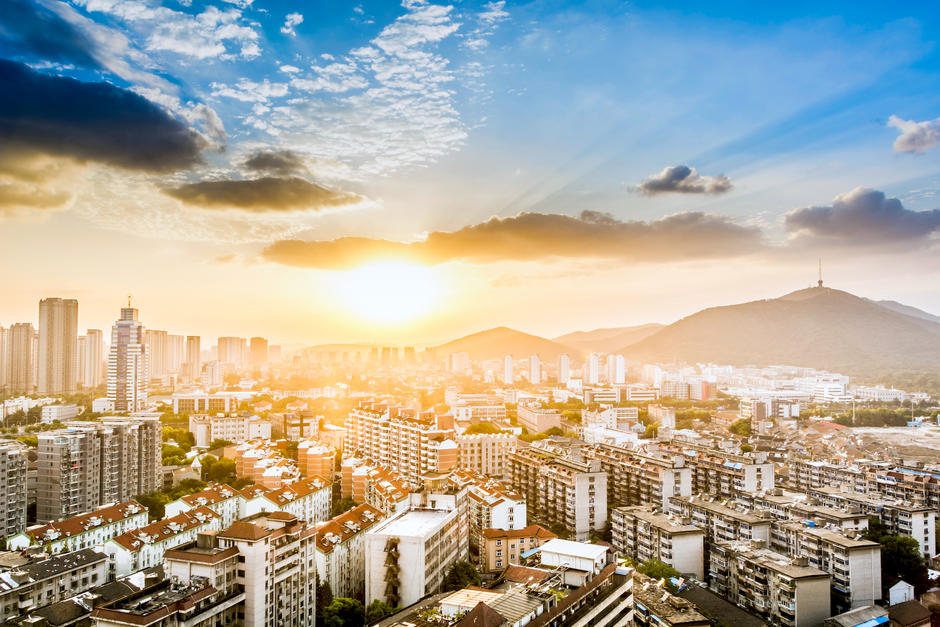 Los rayos del sol podr&iacute;an beneficiar a la salud de las personas para combatir el coronavirus. (Foto: Freepik)