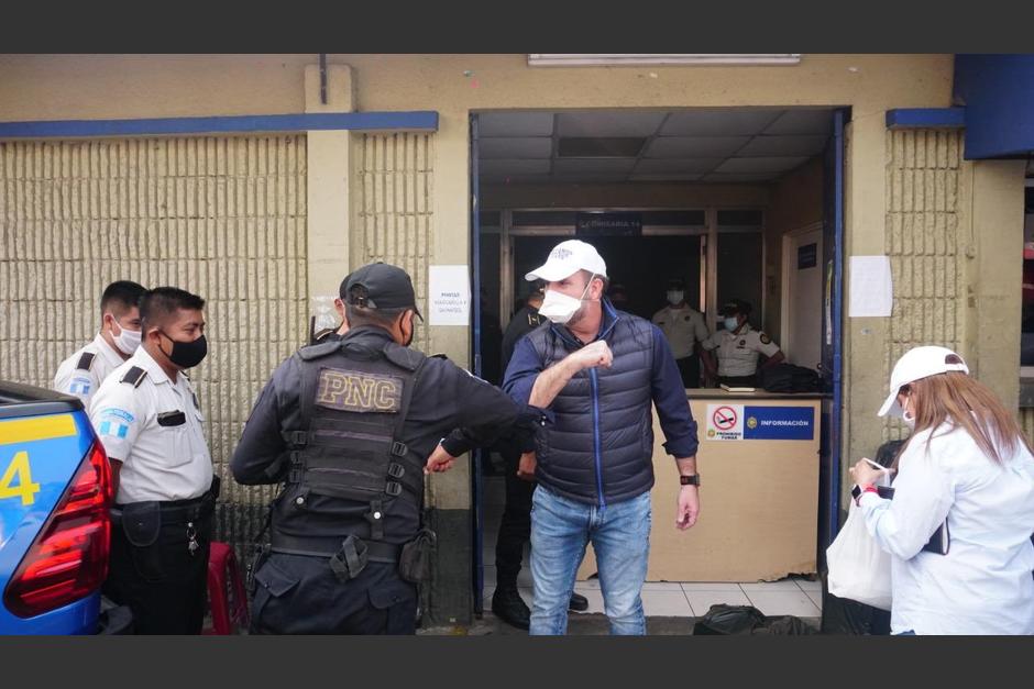 Roberto Arzú compartió fotografías de las entregas que realizó a la PNC y a Cruz Roja. (Foto: Twitter Roberto Arzú)&nbsp;