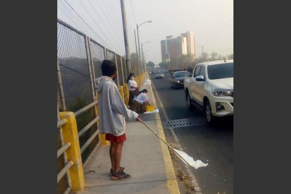 Además de banderas blancas, aparecieron algunas rojas en el puente El Naranjo. (Foto: cortesía José Castro)