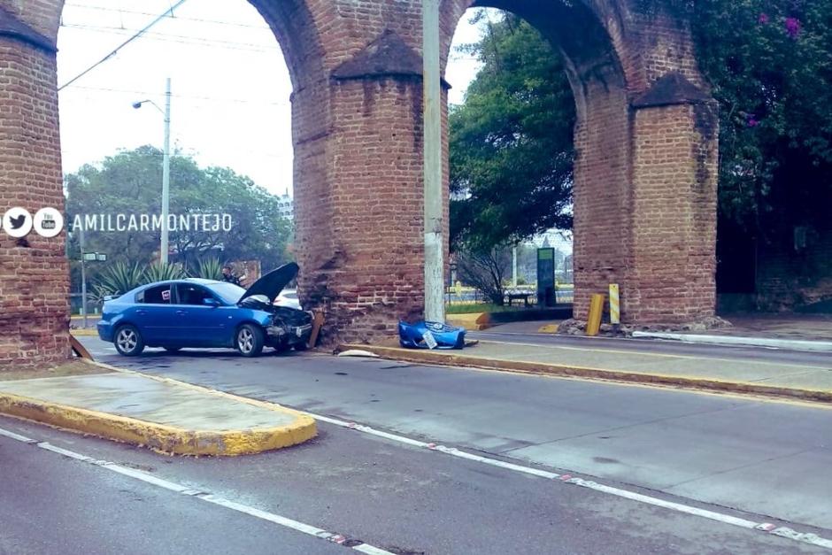 El impact&oacute; en una de las columnas de Los Arcos y&nbsp; provoc&oacute; da&ntilde;os. (Foto: Twitter Amilcar Montejo)&nbsp;