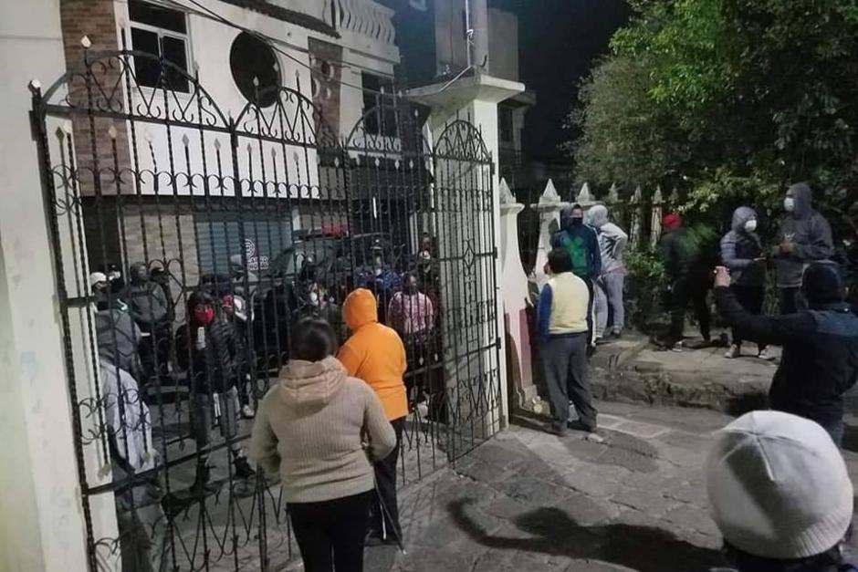 Los vecinos de la zona 3 de Totonicapán intentaron que una mujer no fuera sepultada en el cementerio local por haber muerto, supuestamente, contagiada de Covid-19. (Foto: Knal4 Quiché)&nbsp;
