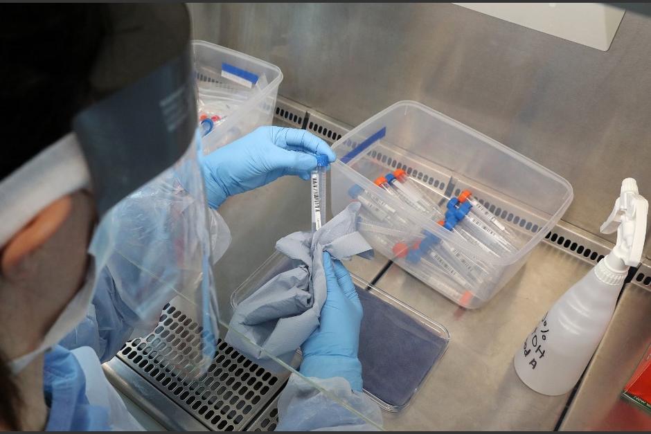 Cifra de casos positivos con coronavirus se incrementa en el pa&iacute;s, seg&uacute;n el &uacute;ltimo reporte del presidente Alejandro Giammattei. (Foto: AFP)