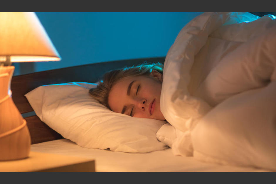 Dormir con las luces encendidas puede hacerte engordar. (Foto: PxHere)
